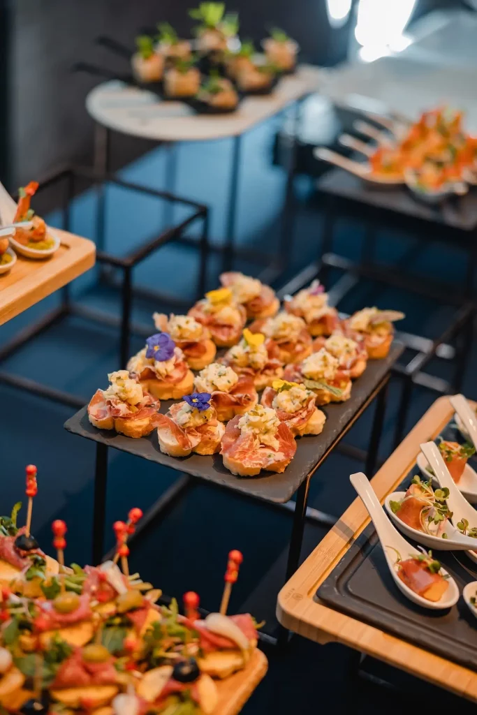 Catering na imprezy okolicznościowe w Hamburgu – eleganckie przekąski i kanapki