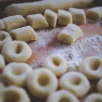 Kluski śląskie na stole posypane mąką