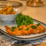 Kotlet na talerzu oraz ziemniaki i sałata