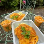 Kotlet z marchewką na zielonym stoliku w pojemniku