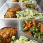 Zestaw obiadowy: kotlet, warzywa i ziemniaki