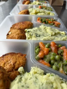 Zestaw obiadowy: kotlet, warzywa i ziemniaki