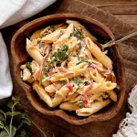 Penne z kurczakiem i warzywami w sosie.