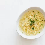 Rosół domowy w misce