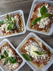 Porcje spaghetti z sosem pomidorowym