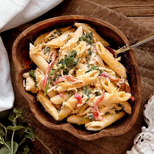 Penne z kurczakiem i warzywami w sosie.